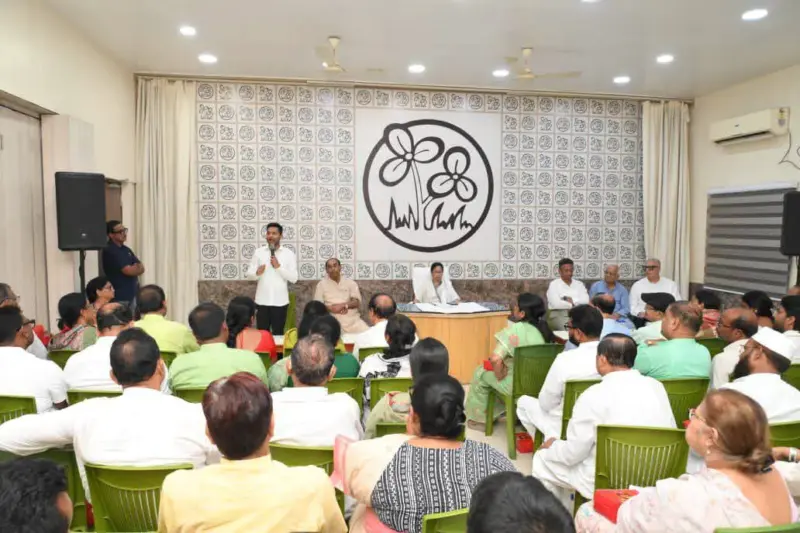 তৃণমূলে অভিষেকের ক্ষমতা আরও পোক্ত, প্রবীণদের দাঁড় করিয়ে বার্তা মমতার