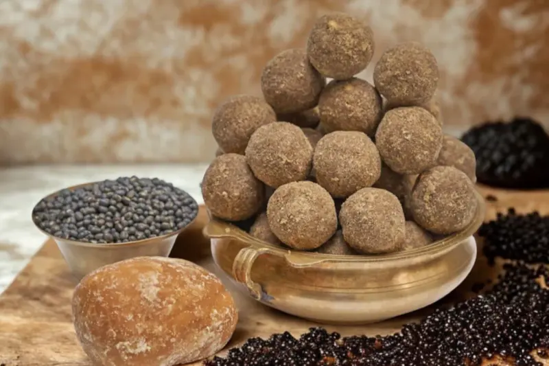 தினம் ஒன்று போதும்.., சத்தான கருப்பு உளுந்து லட்டு எப்படி செய்வது?