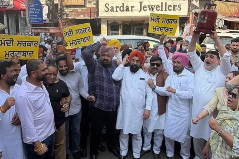 Punjab News: 'आप' के 'ट्रेड विंग' ने गैस सिलेंडर की कीमतों में बढ़ोतरी के खिलाफ घंटा घर पर विरोध प्रदर्शन किया