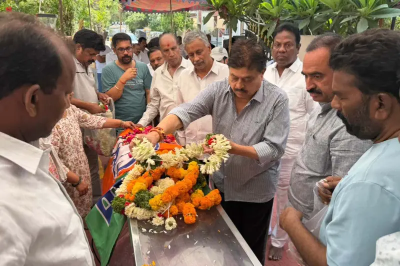 కరుణాకర్ లేరనే భావన బాధాకరం
