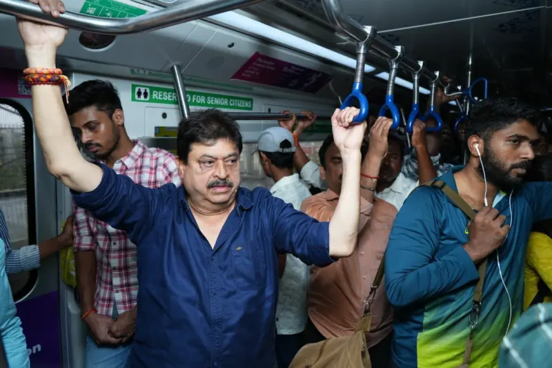 మెట్రోలో బీజేపీ చీఫ్ రామచందర్రావు ప్రయాణం