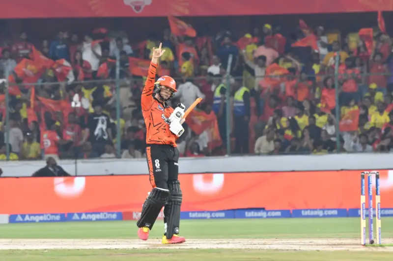 ఉప్పల్ స్టేడియంలో సందడి చేసిన అభిమానులు.. ఇవిగో ఫోటోలు