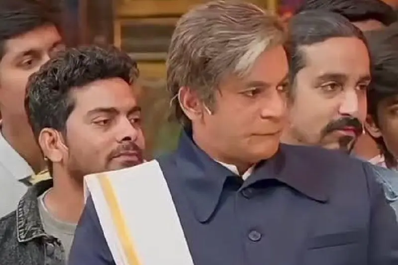 Sunil Grover's Kader Khan act on 'The Great Indian Kapil Show' leaves Varun Dhawan impressed