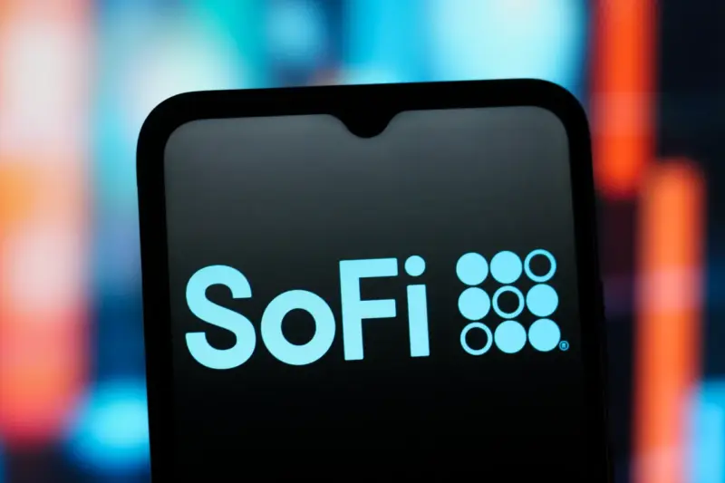 SOFI Stock Hovers Around 200-DMA - A Make-or-Break Test Looms