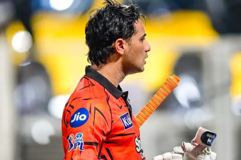 అంపైర్ నిర్ణయంపై అసహనం: వివాదంలో చిక్కుకున్న అభిషేక్ శర్మ