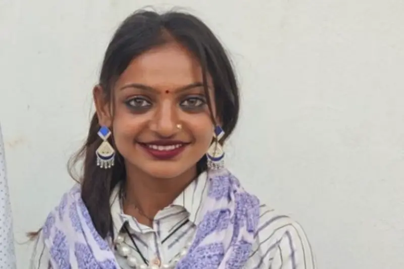 Viral Kumbh Mela girl Monalisa exposes a director during a press conference