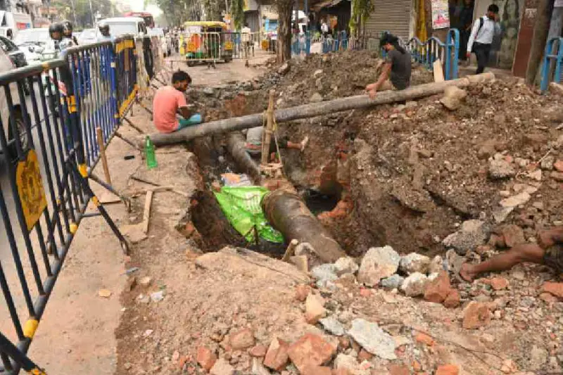 Pipeline leak repair on CR Avenue, road near Girish Park Metro station dug up
