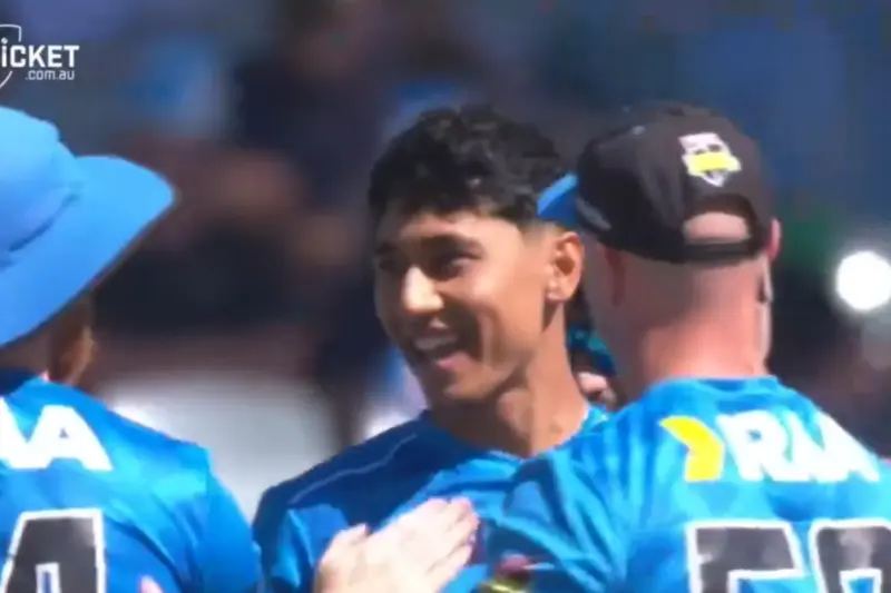 After Hitting 3 Consecutive Sixes, India-Born Jerrssis Wadia Nearly Takes Hat-Trick With First 3 Deliveries Of BBL Match | Watch