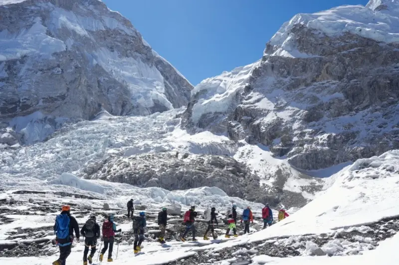 Sherpas cross icefall, open route to Camp I on Everest - hiking officials