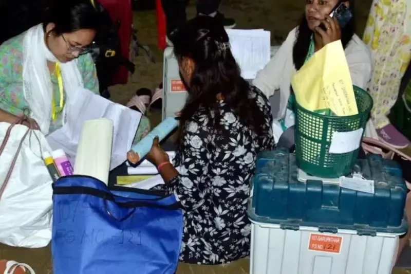100+ Kolkata booths without power ahead of WB polls, EC orders immediate restoration