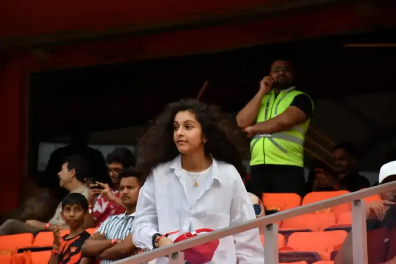 ఉప్పల్‌ స్టేడియంలో అభిమానుల సందడి!