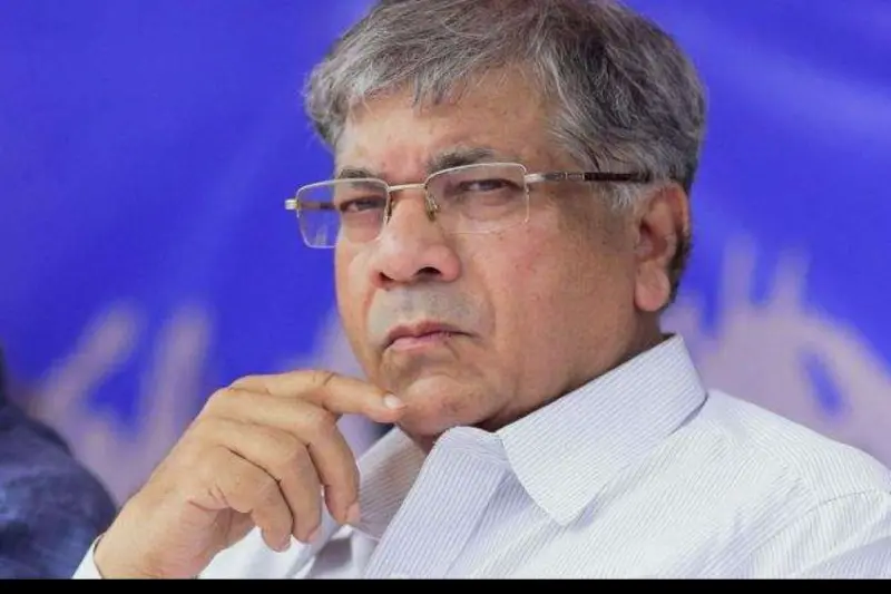 प्रकाश आंबेडकर बरळले, होळी आहे, मोदींचा बळी द्या!