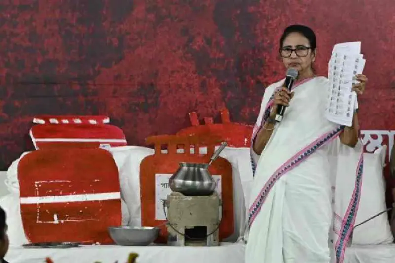 Mamata Banerjee brandishes old photo to counter PM Modi over Murmu visit charge