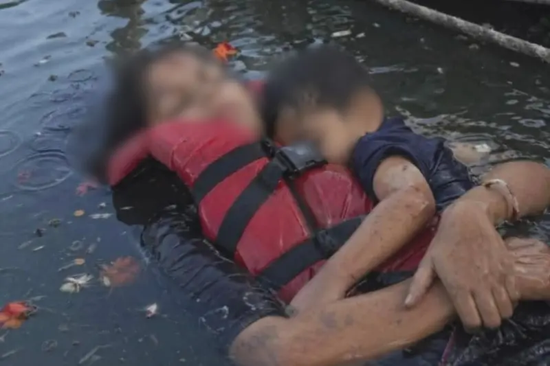 Jabalpur Cruise Accident: Heart Wrenching ! Mother Wearing Life Jacket Loses Battle For Life To Save Her Child, Picture Goes Viral
