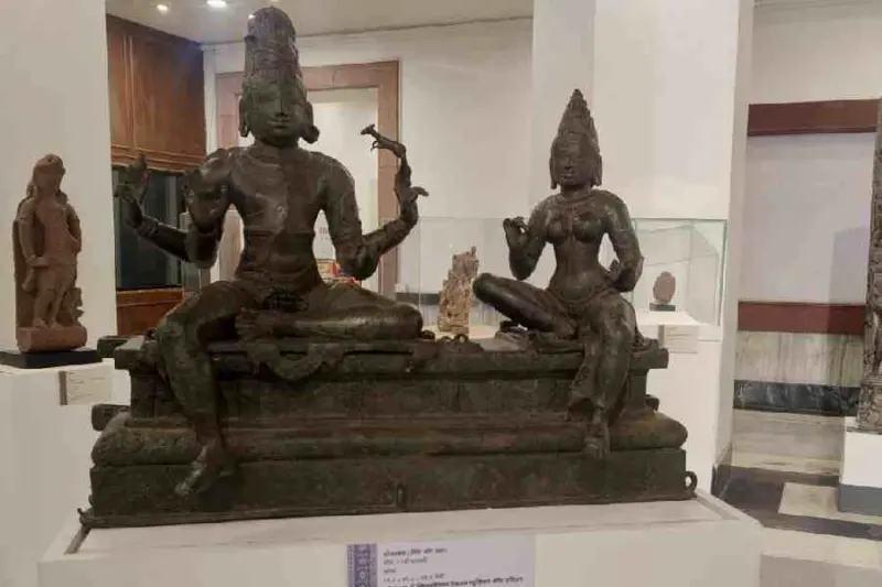 Smuggled medieval statues return to India from US Smithsonian Institution