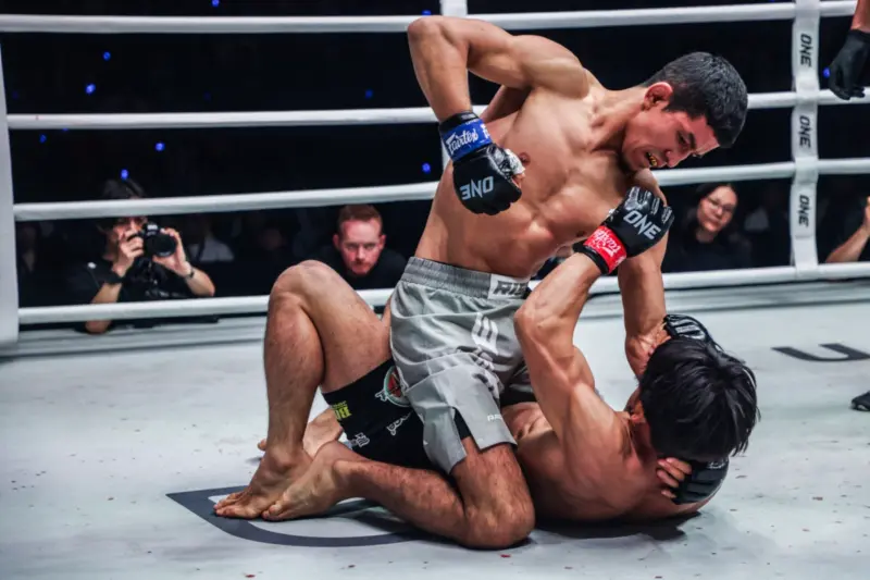 ONE SAMURAI 1 में अवाज़बेक खोलमिर्ज़ाएव ने युया वाकामत्सु को नॉकआउट कर फ्लाइवेट MMA खिताब जीता