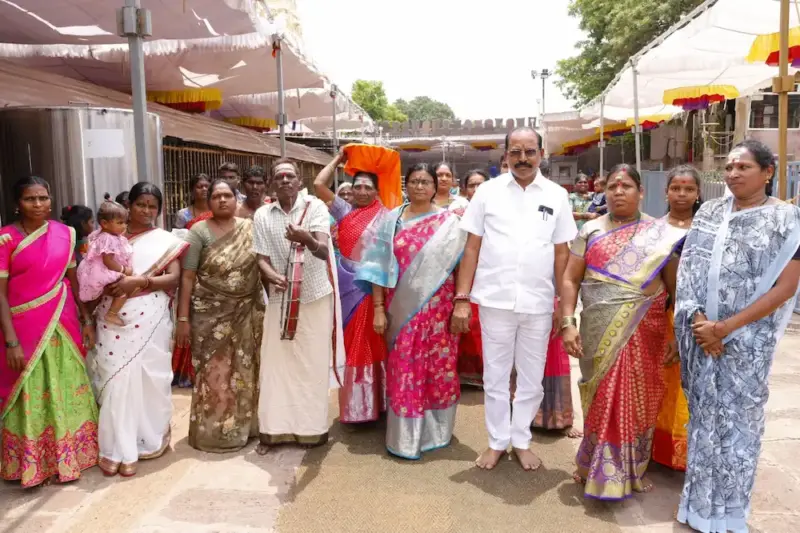 శ్రీశైలంలో చెంచు గిరిజనులకు ఉచిత స్పర్శదర్శనం