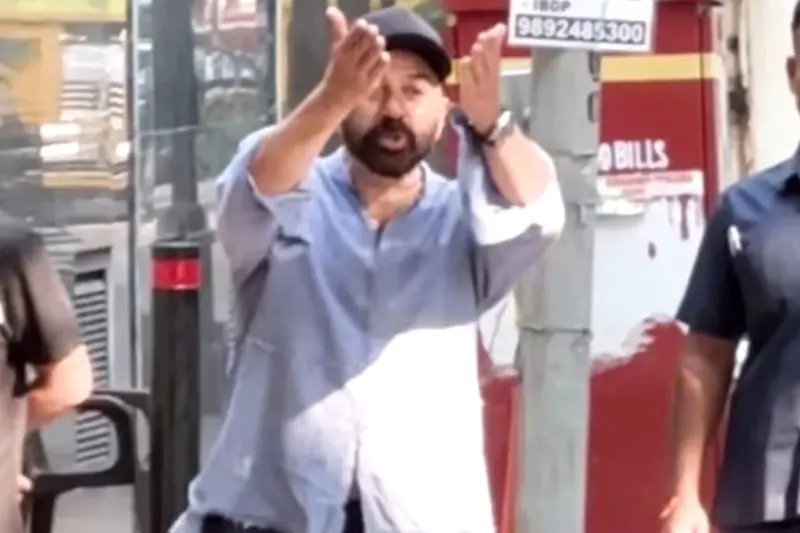 'Sharam Nhi Aati' Angry Sunny Deol Schools Paps As They Gather Outside Dharmendra's House After Actor's Discharge From Hospital