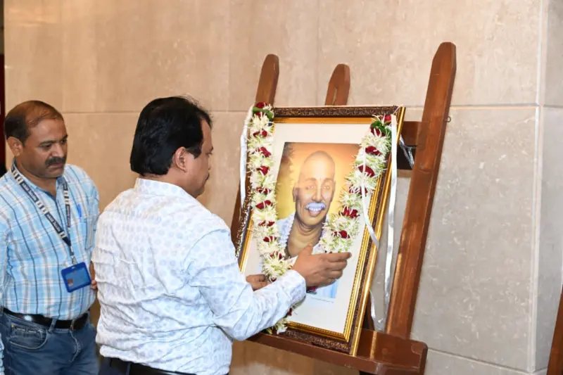 राष्ट्रसंत तुकडोजी महाराज यांना मंत्रालयात अभिवादन