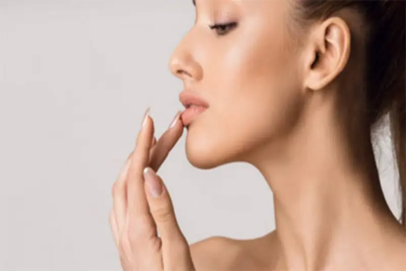 Lip Care Tips: क्या लिप बाम लगाने से सच में आपके होंठ गुलाबी हो जाते हैं? जानिए इसके पीछे का कारण!