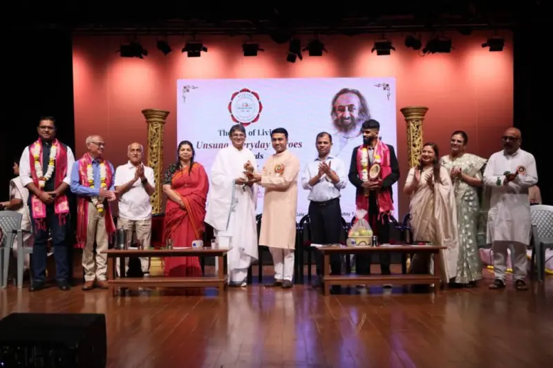 CM Felicitates 'Unsung Everyday Heroes' At Art Of Living Event