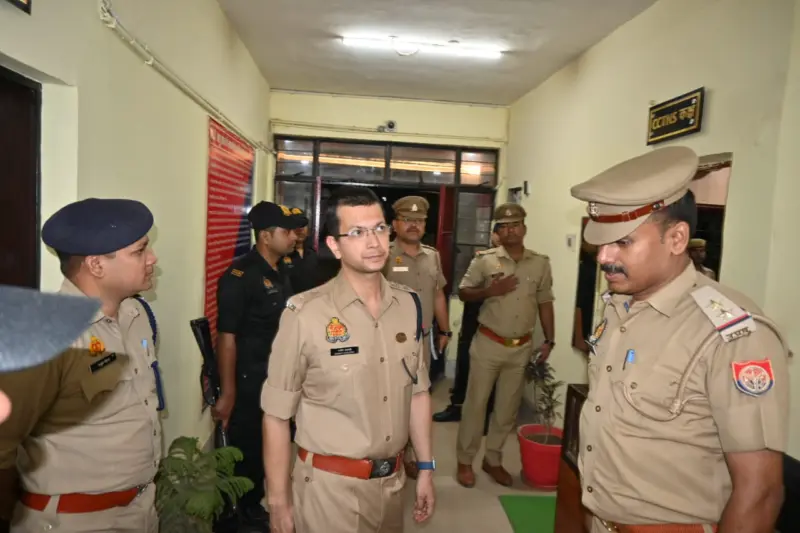 Maharajganj :  पुलिस अधीक्षक ने कोतवाली का किया निरीक्षण