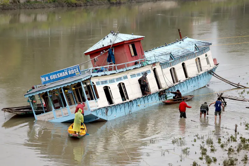 Houseboat partially sinks in Jhelum