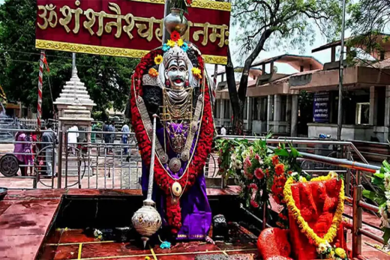 Shanidev: अगर महिला शनिदेव की मूर्ति छु लें तो क्या उन्हें पाप मिलेगा? क्यों महिलाओं पर है छूने से रोक?