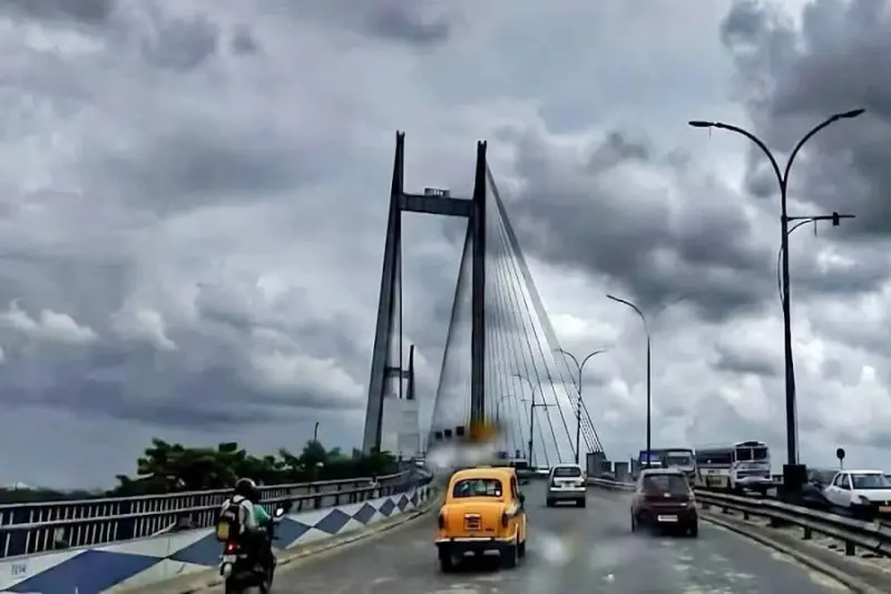 অবশেষে মেঘের দেখা কলকাতায়! ঝোড়ো হাওয়া-সহ বৃষ্টির সম্ভাবনা