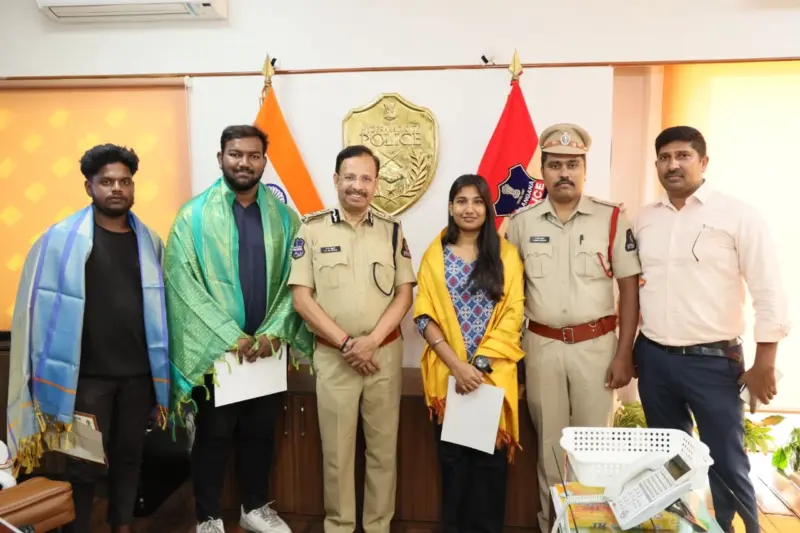 తొమ్మిదేళ్ల బాలికను రక్షించిన సాహసవంతులకు నగర సీపీ సజ్జనర్ సన్మానం