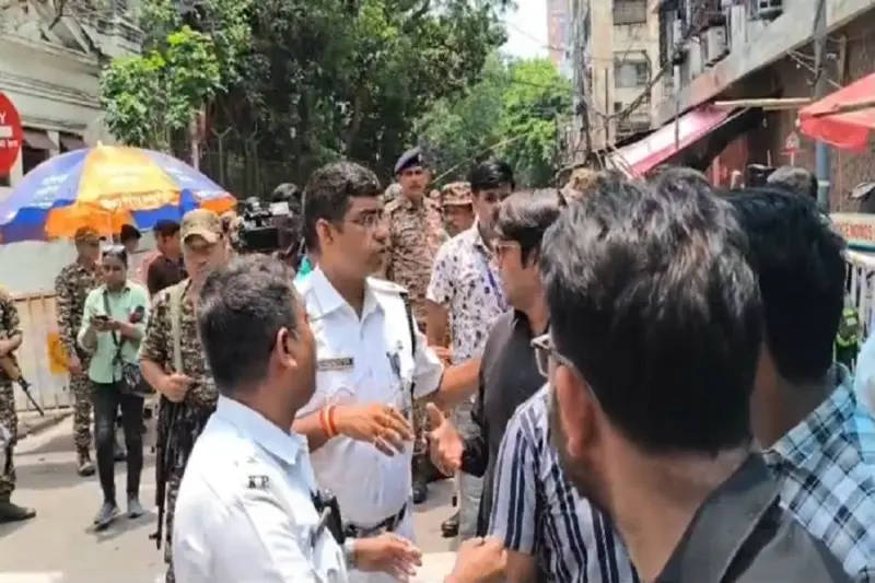 বিজেপির ঝান্ডা লাগানো স্করপিও ঢুকল স্ট্রংরুমে! শাখাওয়াতের বাইরে পুলিশ-তৃণমূল ধুন্ধুমার