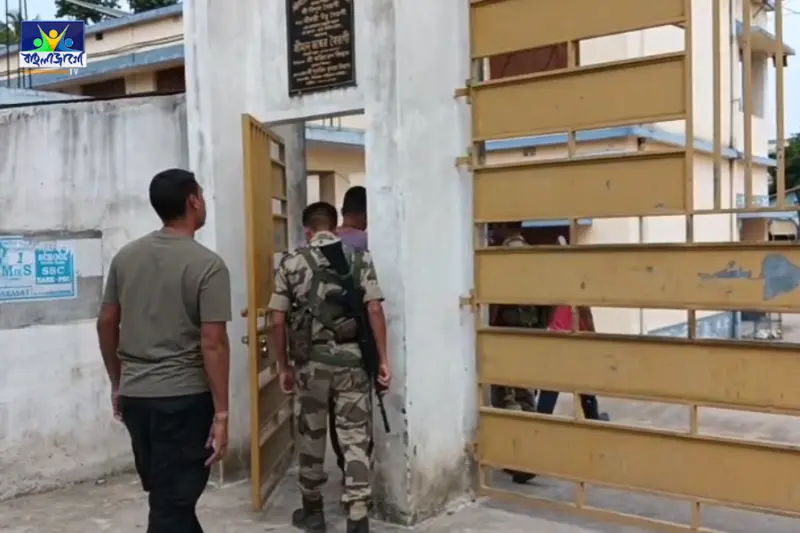 মজার মাশুল, ভ্যানরিকশা চালাতে গিয়ে দুর্ঘটনার কবলে জওয়ানরা, জখম চালক