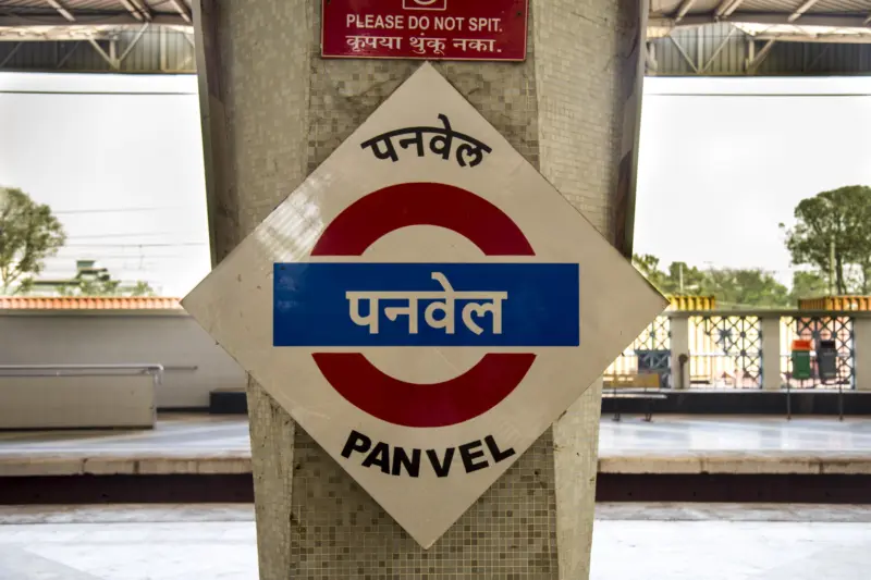 नई एसी लोकल की वजह से पनवेल स्टेशन पर बढ़ी भीड़