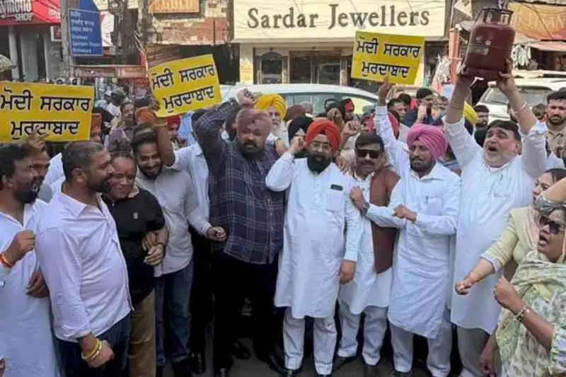 AAP's trade wing protests against gas cylinder price hike at Clock tower