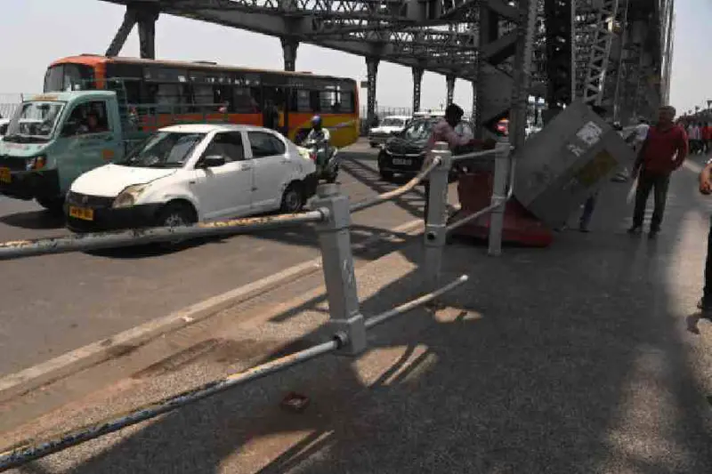 One dead, 16 injured in two separate bus accidents at Park Circus and Howrah bridge