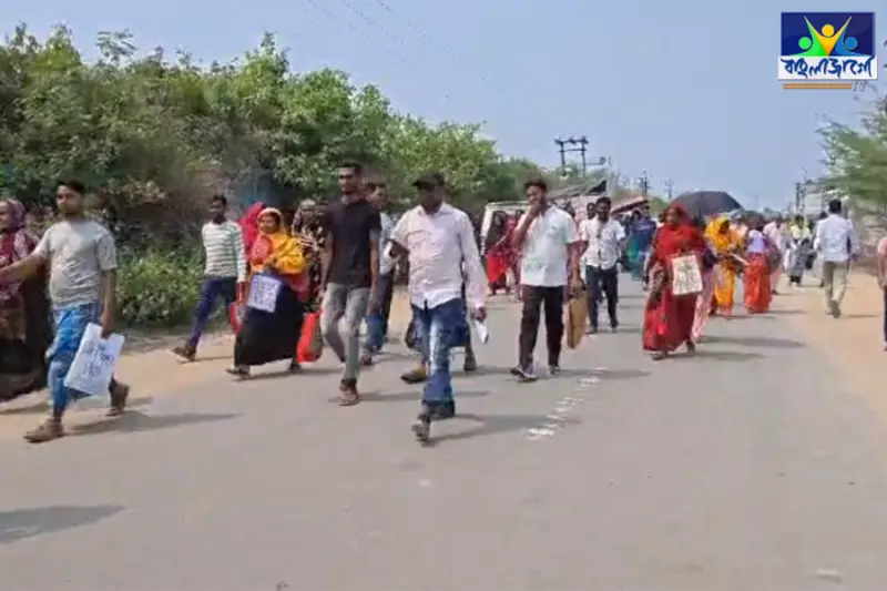 ভোটার তালিকার খোঁজে দৌড়াদৌড়ি ক্যানিংয়ে, রোদে লাইনে হাজার মানুষ