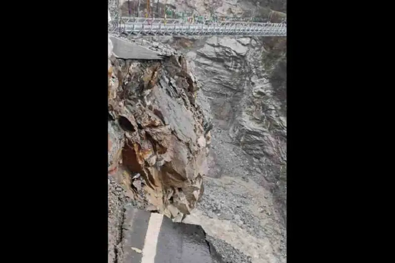 Tourists stranded in North Sikkim's Lachen after road collapses near Tarum Chu bridge