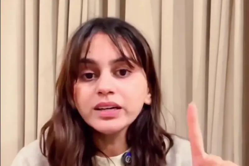 Viral Video: Girl Feels Ashamed After Couple Sitting Next To Her Indulge In Obscene Act in Theatre, Warns Them Of..