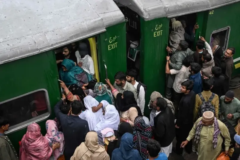 Pakistan train derailment: 25 injured after Tezgam Express accident