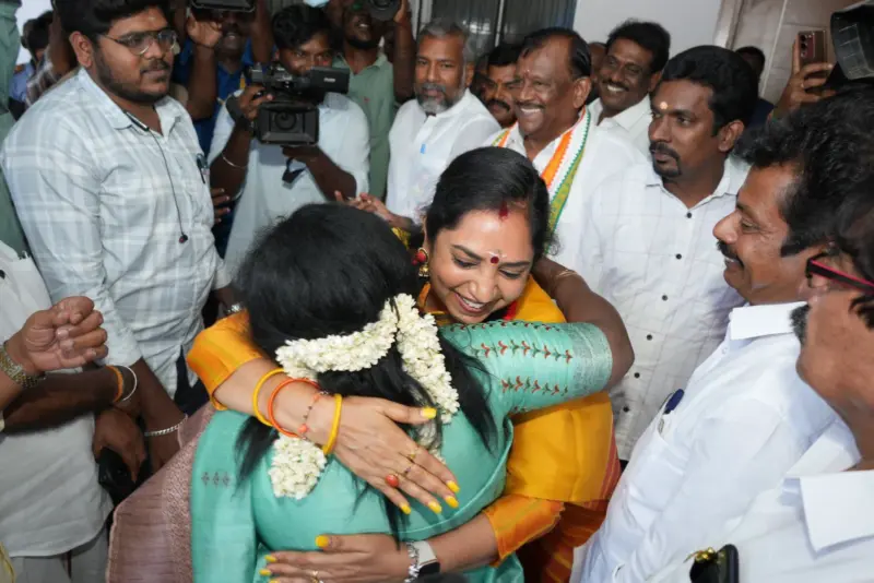 தமிழச்சியும் தமிழிசையும். : கட்டியணைத்து வாழ்த்துகள் பரிமாற்றம்!