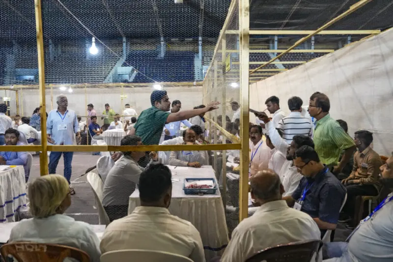 West Bengal polls: BJP leads in 111 seats, TMC in 69; Mamata ahead in Bhabanipur