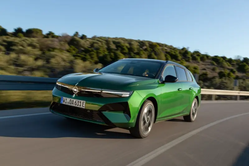The Opel Astra Electric gains range and transforms into a "power station" with new V2L technology.