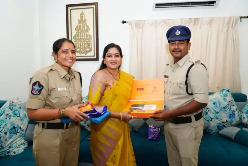 AP: హోంమంత్రి అనితను కలిసిన కానిస్టేబుల్ జయశాంతి