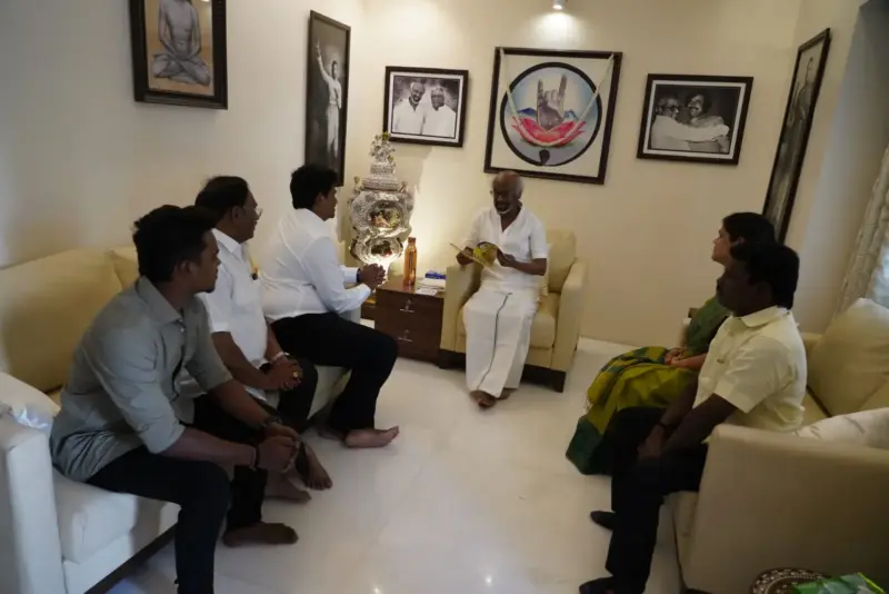 సూపర్ స్టార్ రజనీకాంత్‌ను కలిసిన డీఎంకే అభ్యర్థి!