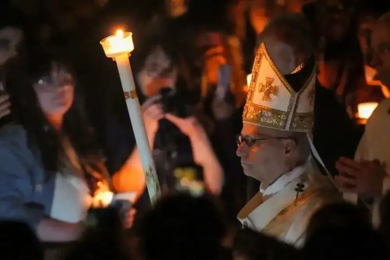 വിദ്വേഷത്തെ സ്നേഹം കൊണ്ട് കീഴടക്കാം: ഈസ്റ്റര്‍ വിജില്‍ സന്ദേശത്തില്‍ ലെയോ പതിനാലാമൻ പാപ്പ