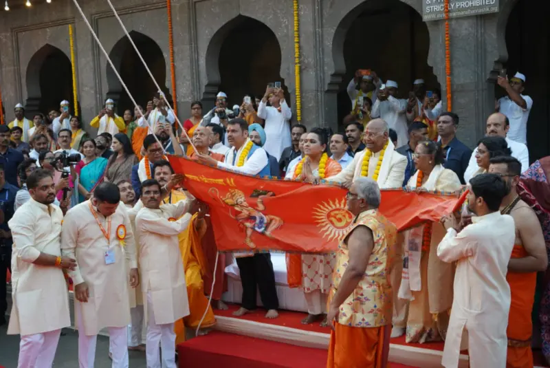 माजी राष्ट्रपती रामनाथ कोविंद आणि मुख्यमंत्री देवेंद्र फडणवीस यांच्या उपस्थितीत श्री काळाराम मंदिरात धर्मध्वज उभारणी सोहळा
