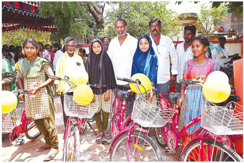 Energy Minister distributes bicycles