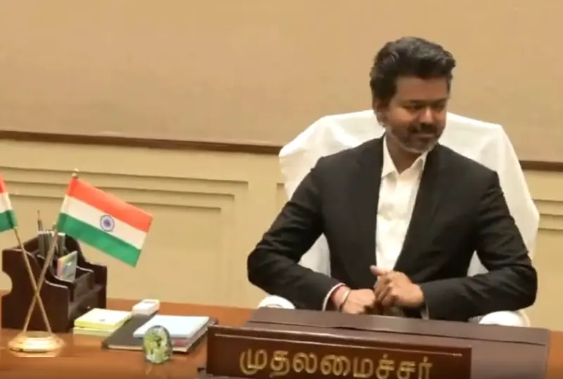 தேர்தல் மேடையில 'ஆட்சியில் பங்கு'னு நீங்க கொடுத்தது வெறும் வார்த்தை ஜாலம். ஆனா விக்கிரவாண்டி மாநாட்டுல எங்க விஜய் கொடுத்தது வரலாற்று சாசனம்! சொன்னதை செய்யுறது தான்டா எங்க தளபதியோட ஸ்டைல்! அதிகாரத்தை ஒரு கூட்டுக்குள்ள அடைச்சு வச்சு அழகு பார்த்தது திராவிட மாடல். அதை தரைமட்ட தொண்டனுக்கும், தோழமைக் கட்சிக்கும் சமமா பகிர்ந்து தர்றது எங்க விஜய் மாடல்! இனி ஒரு இடத்துல மட்டும் அதிகாரம் குவியாது. தமிழ்நாடு முழுக்க பரவும்!