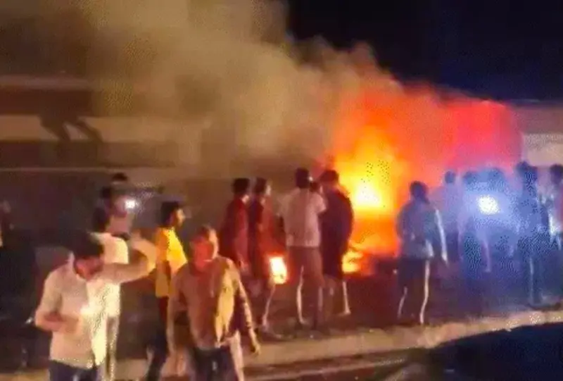 راجکوٹ، گجرات میں ہائی وے پر بس میں آگ لگی، 4 مسافر زندہ جل گئے، 30 سے 35 افراد کو بچا لیا گیا