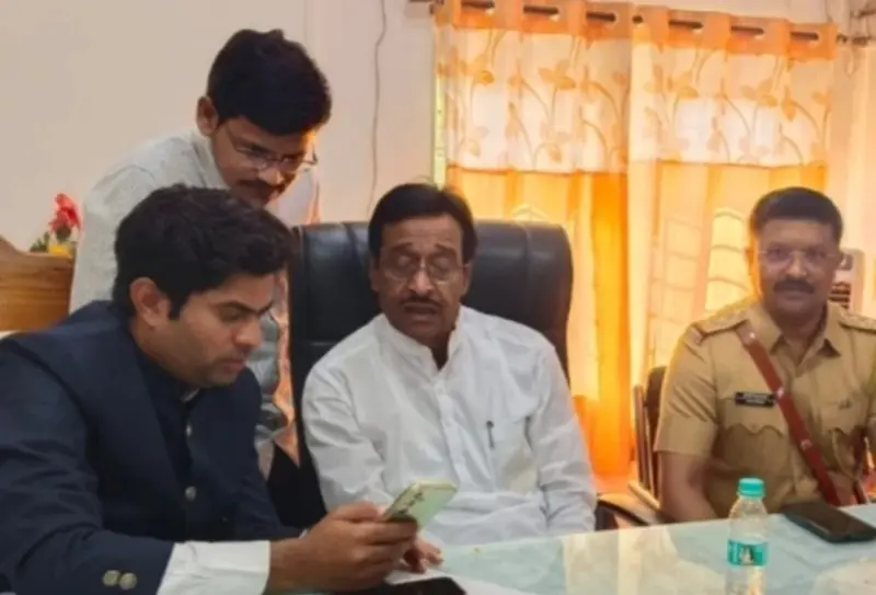भारताच्या जनगणनेला महाराष्ट्र दिनी प्रारंभ; आ. सोपल, माजी आमदार राऊत यांनी केली स्वगणना